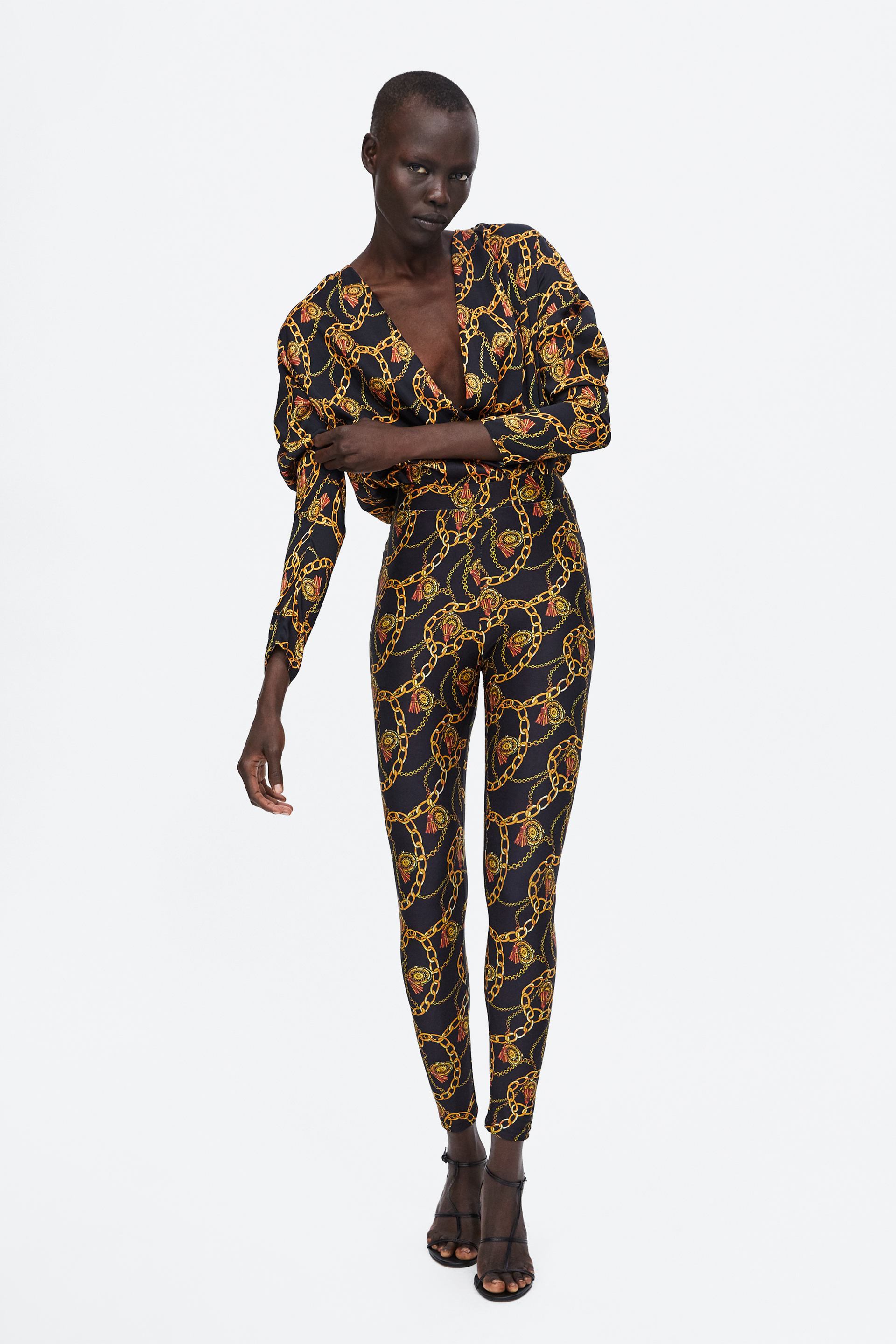 Leggins con estampado de cadenas de Zara: 17,95 euros.