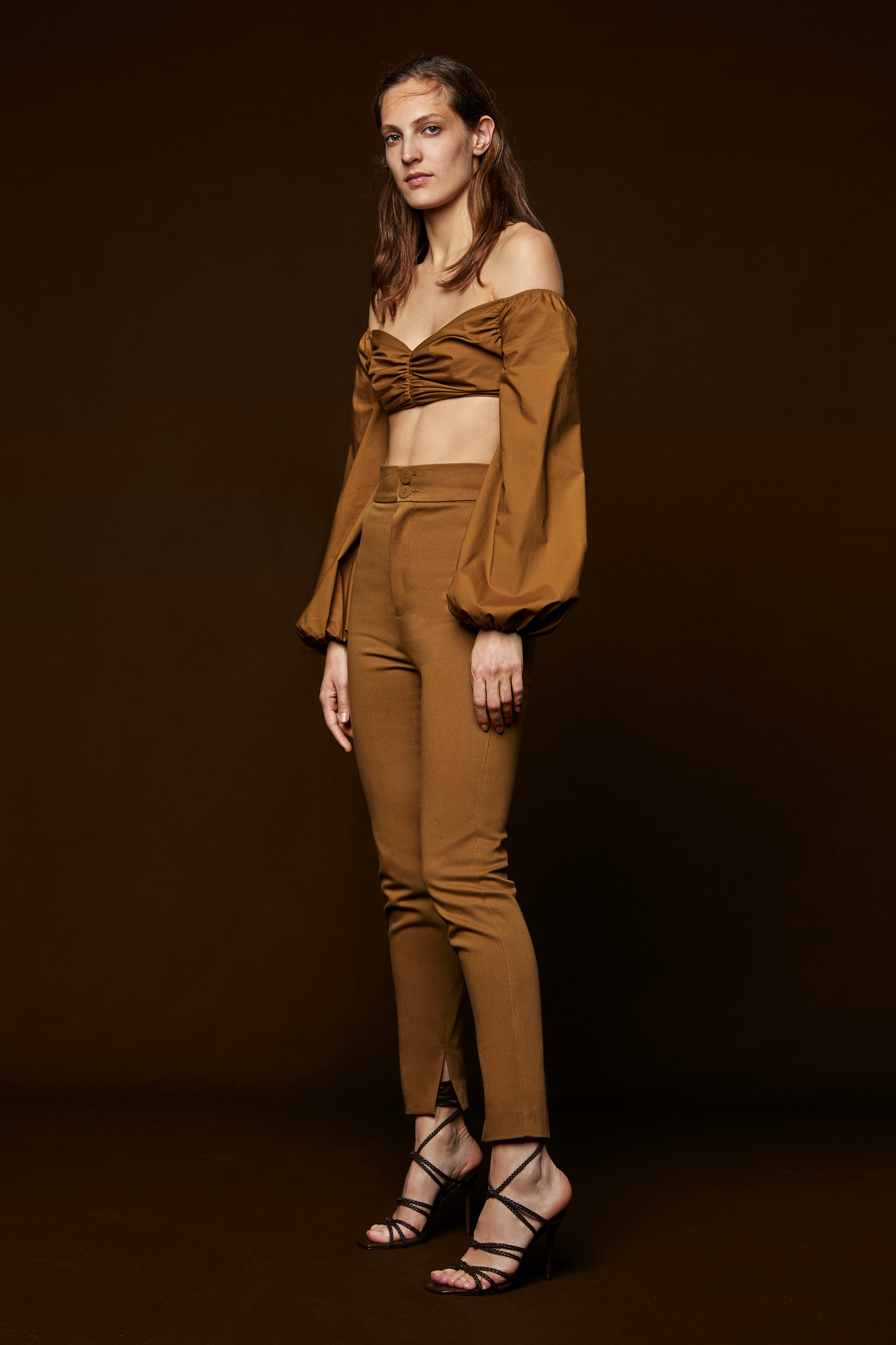 Pantalón de tiro alto en color tostado de Zara: 49,95 euros.