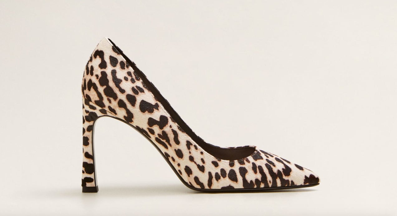 Zapato de tacón de piel en ‘animal print’ de Mango: 59,99 euros.