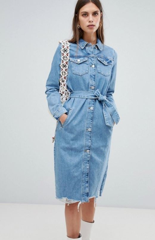 Claro y deshilachado. Fantástico diseño clásico que se sofistica con un largo hasta la rodilla (River Island, 81,99 euros).