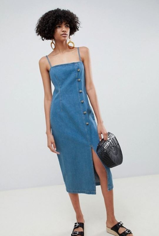 Azul retro. Con un toque cian y dificilísimo de encontrar. Tiene un tacto suave y los botones que siguen en tendencia (Asos Design, 48,99 euros).