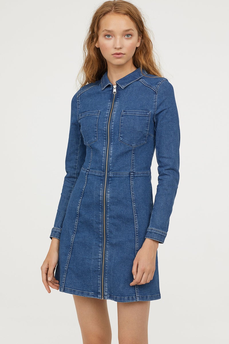 Camisero y entallado. Comodísimo además, con ese cierre en cremallera, y un azul más que resultón (H&M, 39,99 euros).