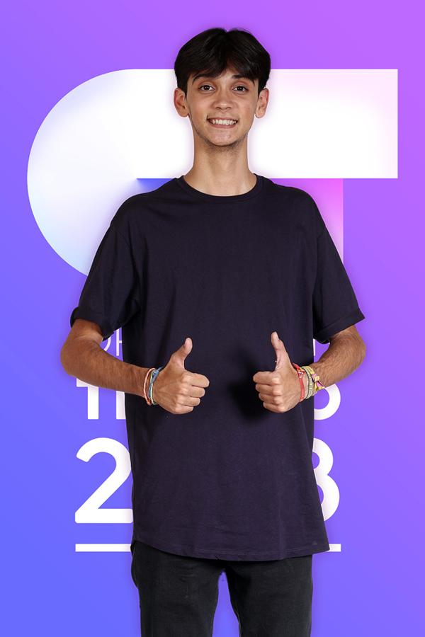 Con experiencia como percusionista y guitarrista, este gaditano está muy interesado en las artes escénicas y en la música. Es conocido en las redes sociales por sus vídeos con sentido del humor y parodias.