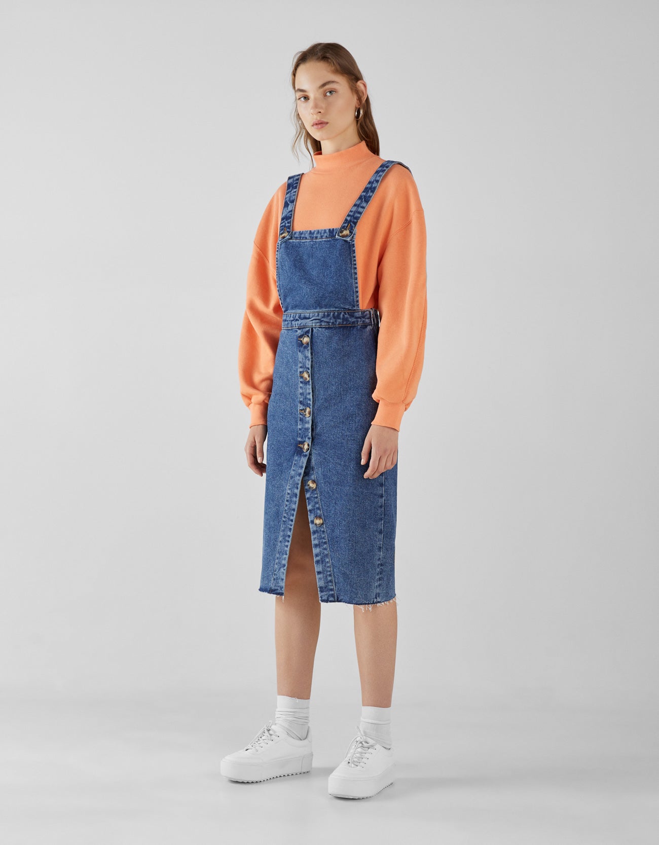 Peto midi. Los petos vuelven con fuerza: este destaca por la decoración con botones. Corre que se agota (Bershka, 2499 euros).