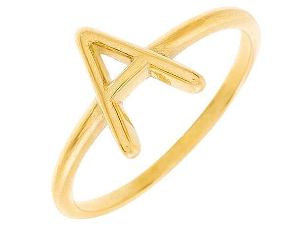 Uno de los anillos con iniciales de la colección Letras de Sara Carbonero para agatha París.