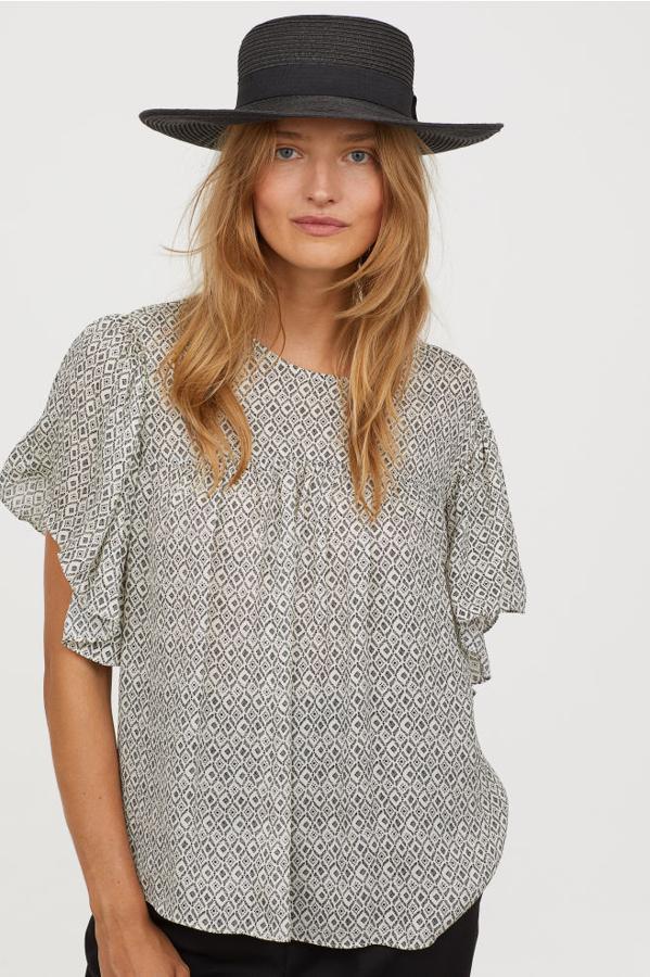 Blusa de manga corta con volante, 19,99 euros.
