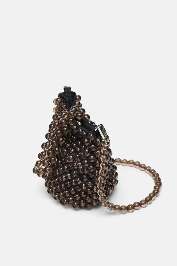 Este bolso de cuentas lo puso de moda la firma británica Shrimps. Lo presentaron en diferentes diseños y tamaños. Para hacerte con el original tendrías que pagar unos 450 euros, pero Zara lo ha clonado y mejorado. Con un diseño menos rígido lo vende por: 35,95 euros.