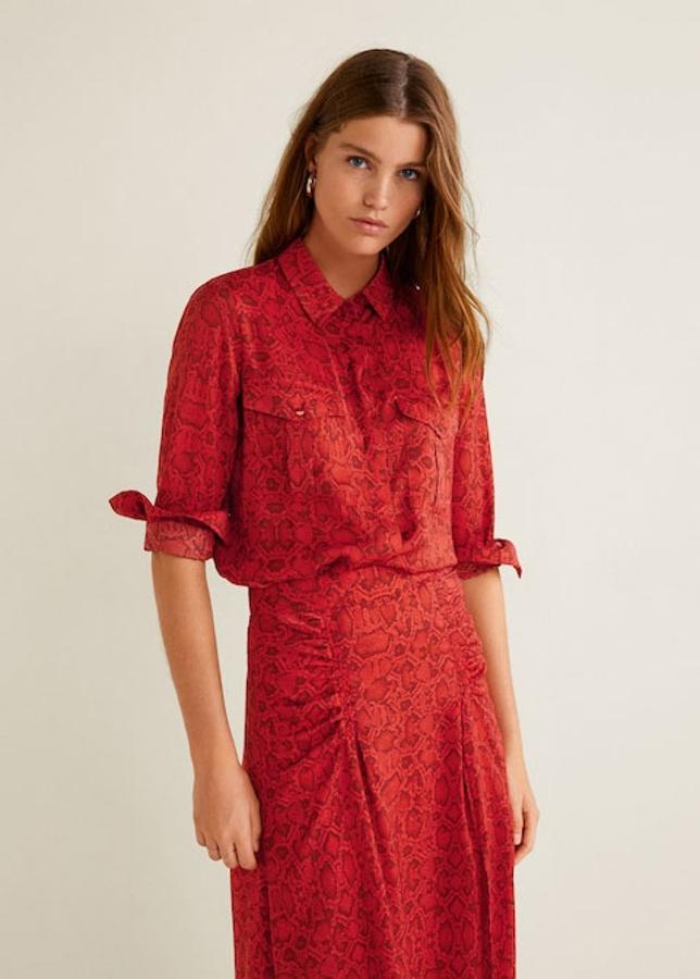 Camisa con estampado de serpiente en color rojo, 39,99 euros.