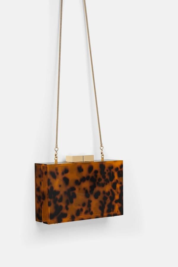 Jimmy Choo presentó un clutch cuadrado en acrílico en colores grises. Y Zara hizo su propia versión con animal print. Mientras que el Jimmy Choo cuesta 570 euros, el de Zara: 29,95 euros.