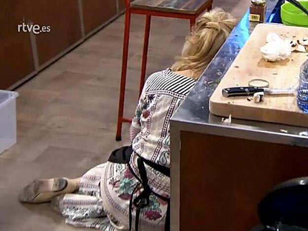 Carmen Lomana tirada en el suelo de las cocinas de 'MasterChef'.