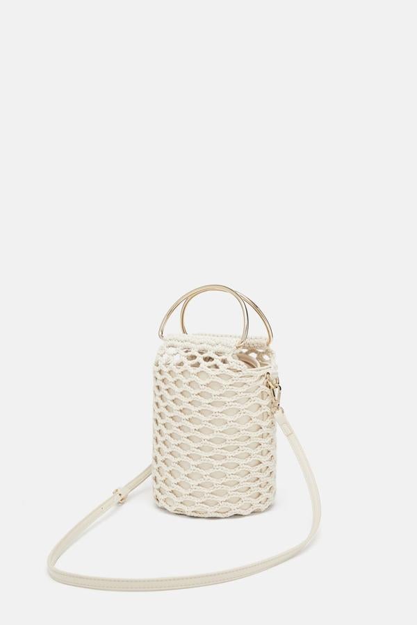 El bolso crochet es un 'it bag'. Lo puso de moda la firma Staud (375 euros) y Zara lo tiene por:29,95 euros.
