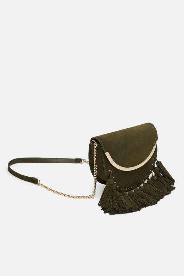 Los flecos son el 'must' de esta temporada. Y Zara tiene esta bandolera en verde militar por: 39,95 euros.