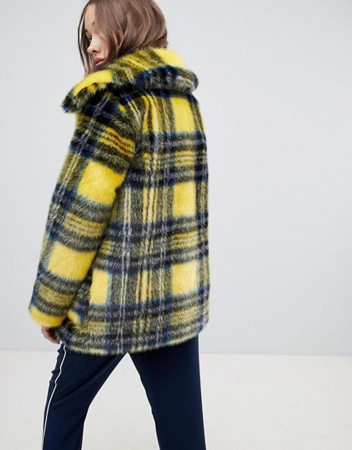 Se va un poco de precio, pero es un diseño tan bonito que no queríamos dejar pasar la oportunidad de incluirlo. Es de Jakke para Asos (235,99 euros).