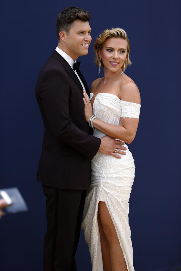 Scarlett Johansson llegó acompañada de su novio Colin Jost, quien además fue co-anfitrión de la gala.
