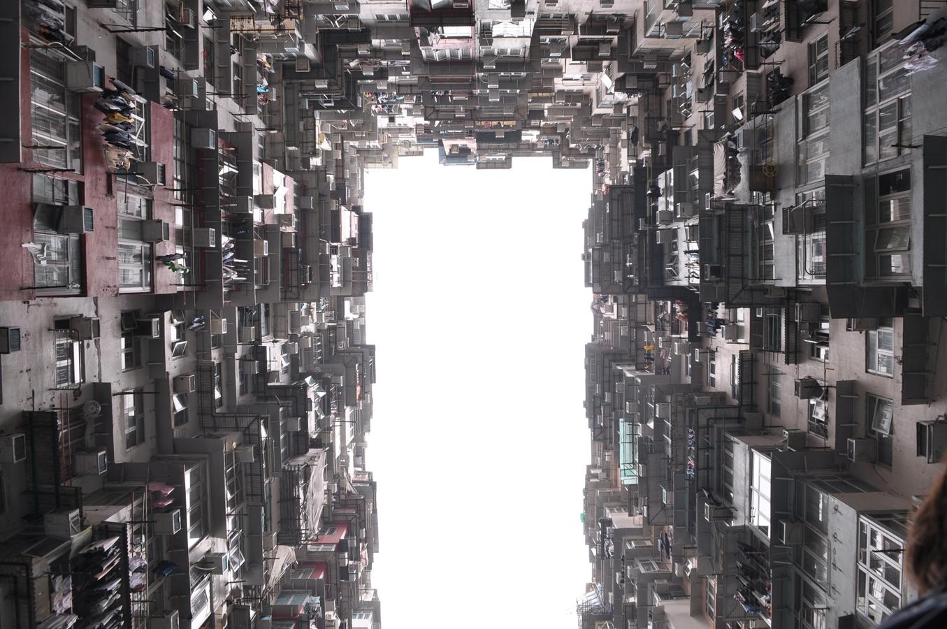 El brutalismo arquitectónico tiene uno de sus mayores exponentes en el barrio de Quarry Bay, en Hong Kong, escenario de la famosa película 'Ghost in the Shell'. Allí encontrarás el edificio “Monster Building” (aunque su verdadero nombre es Cheong Building), uno de los rincones favoritos de los 'instagrammers' aficionados al arte urbano, que ven en este rincón de la ciudad que nunca duerme una verdadera fuente de inspiración para sus fotos: la imponente perspectiva impresiona (y garantiza 'likes') tanto de día como de noche.