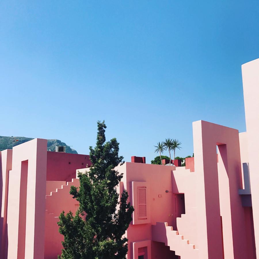 Frente al Mediterráneo y al peñón de Ifach, la Muralla Roja en Calpe, obra del arquitecto Ricardo Bofill Levi, es desde 1973 un lugar que inspira todas las mentes creativas. Hoy en día, es una de las imágenes más famosas de España en Instagram y es fuente de inspiración para todos los diseñadores de moda aficionados a este lugar sorprendente. ¿Te imaginas lo bonitos que se verían tus 'street styles' con este telón de fondo?