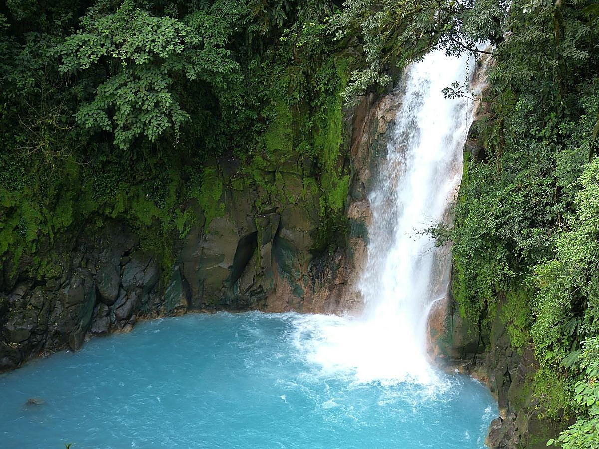 Sin duda Costa Rica se ha convertido en un destino de moda en pocos años, pero de todos ellos, nos quedamos con el Río Celeste, en el Parque Nacional del volcán Tenorio, donde la leyenda cuenta que "cuando Dios terminó de pintar el cielo, lavó sus pinceles en el agua de este río".