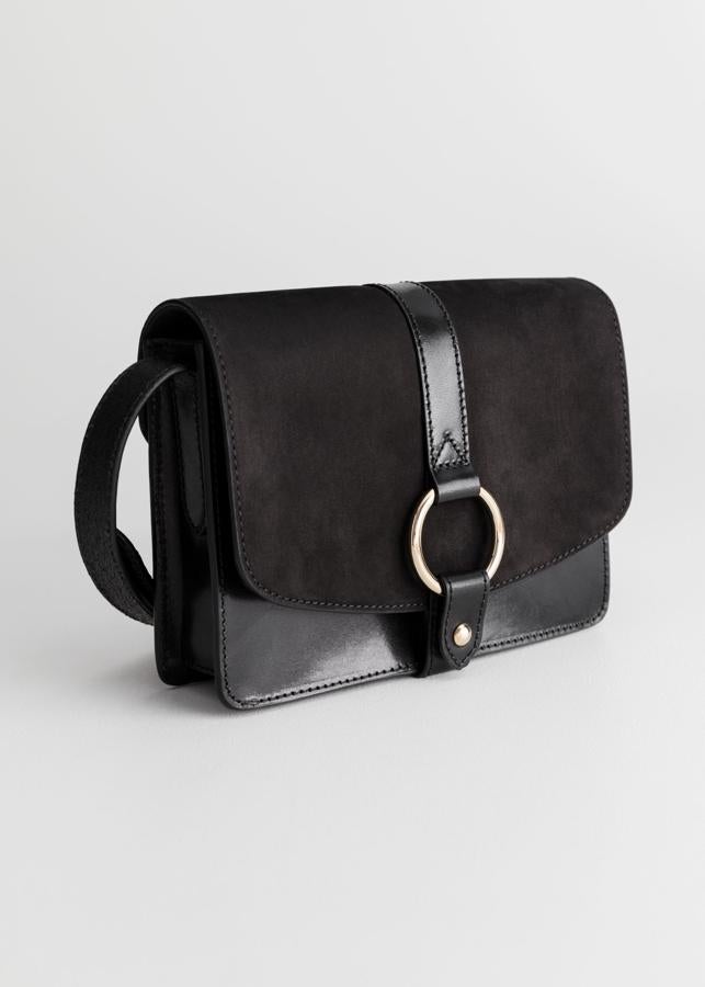 Otro bolso de & Other Stories que es una bandolera perfectamente clásica y versátil (99 euros), con un detalle metálico en la hebilla que le da caracter.