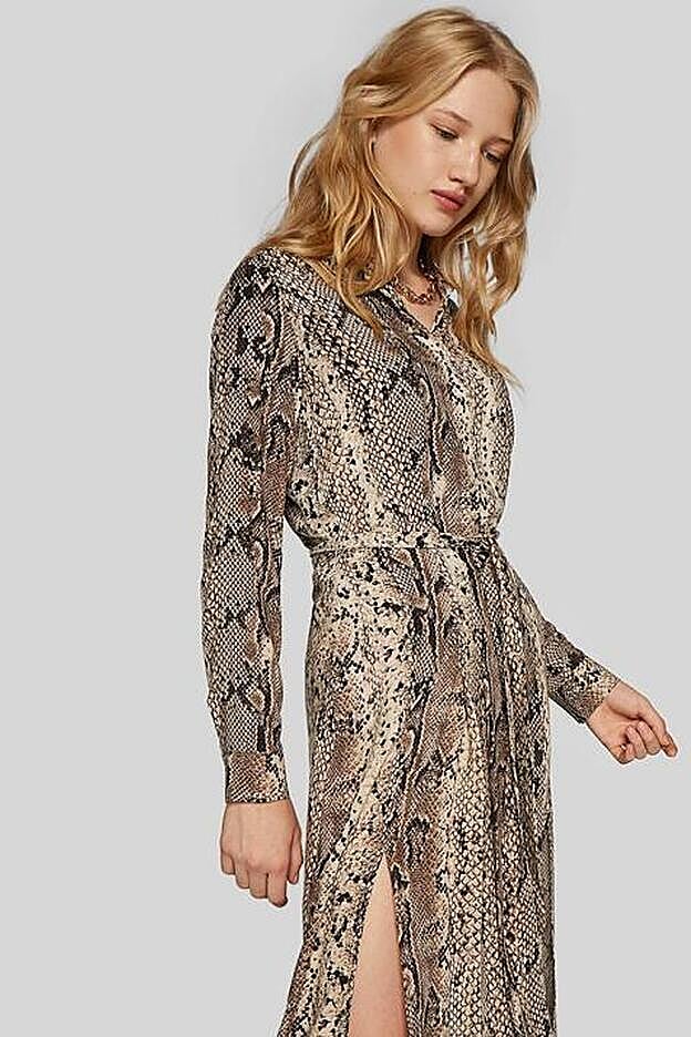 Stradivarius combina este vestido (29,99 euros) con unos ciclistas negros y unas botas cowboy: es-pec-ta-cu-lar.