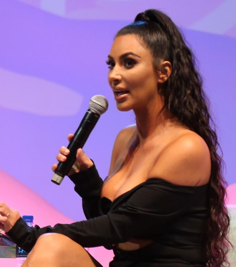 "Es genial que podamos usar nuestras voces para conseguir ayudar a familias completas, como ocurrió en Nueva Orleans después del huracán Katrina, o volver a Armenia (de donde procede su familia) para conmemorar el Centenario del Genocidio y conseguir que la gente lo reconozca tan y como fue", asegura Kim Kardashian, que también hace hincapié en que "estas cosas nos acercan a la gente, y puede que inspiremos a alguien a ayudar a los otros".