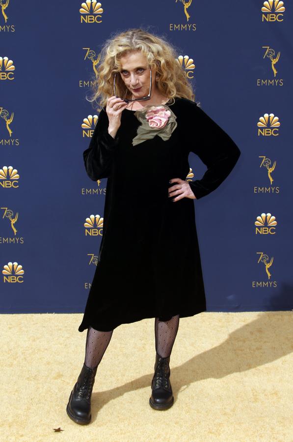 Carol Kane se marcó un Helena Bonham-Carter y sacó a relucir su versión gótica en la alfombra roja. Y no, no lo entendemos en una noche como esta.