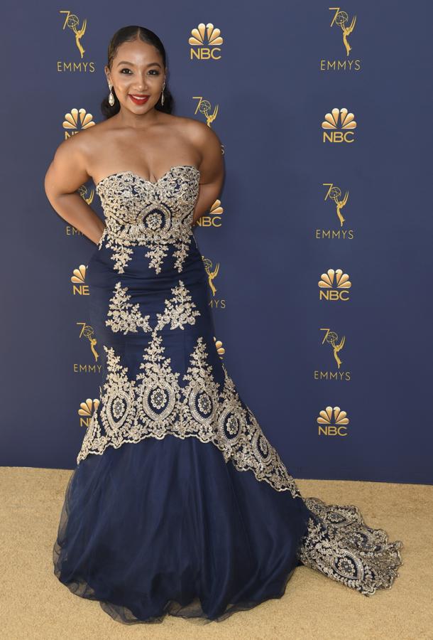 El vestido de Alison Law no puede tener más de todo: capas y capas de tul, bordados, detalles joya, escotazo palabra de honor... El maximalismo hecho vestido, y un error de estilo mayúsculo.