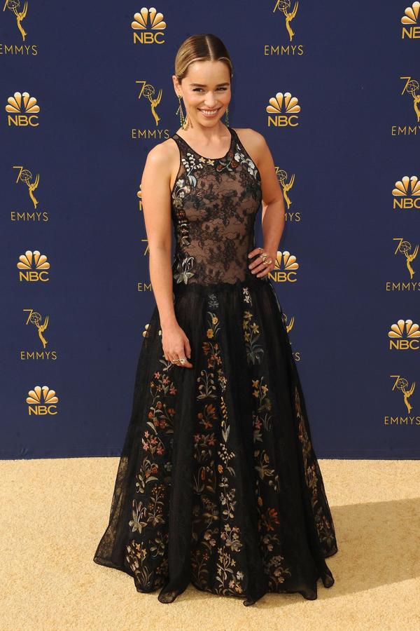 Fans de 'Juego de Tronos', no me tiréis a los dragones... El vestido de Emilia Clarke nos tiene divididas (de hecho,  mi compañera Cantal Ceña la ha incluido en la lista de las más elegantes de la noche ), pero a mí este diseño de encaje y bordados de Dior Alta Costura me parece un error absoluto.