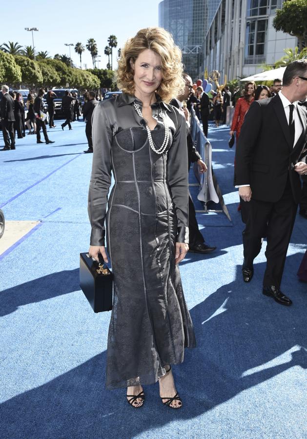 Ay, Laura Dern, con lo que nos gustas tú y no hay por dónde defender tu look en los Emmy... El vestido de Thom Browne que eligió la actriz es del todo incomprensible: ni el color, ni la silueta, ni el concepto de 'layering', ni los complementos, ni el look beauty...