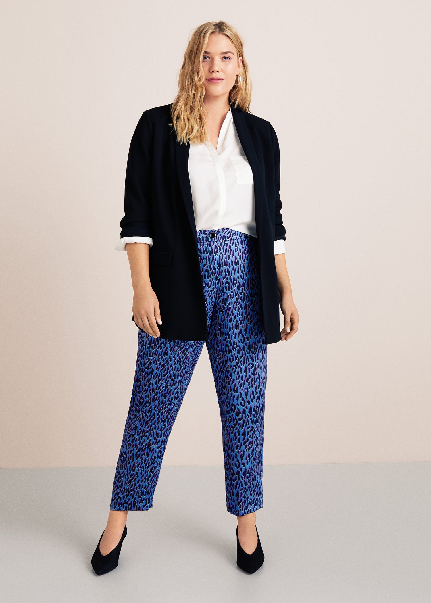 Fantástico azul casi neón para estos pantalones salvajes de Mango (49,99 euros).