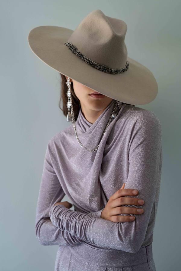 Los brillos invaden las prendas y se llevan en total look. Y para rematar el look, busca siempre la guinda con un accesorio impactante.