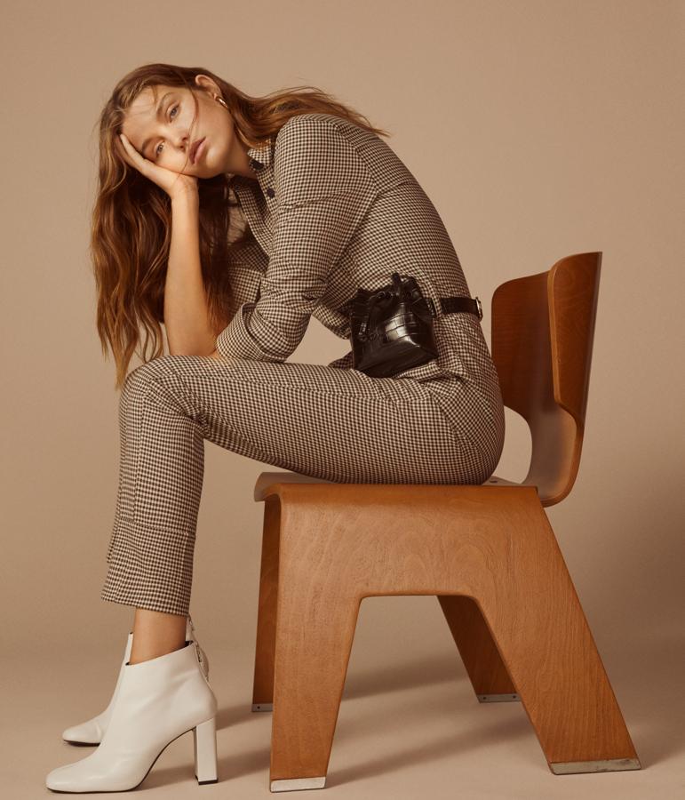 Los monos son... para todo el año, y en otoño llegan de la mano de Mango en una versión 'retro', con un estampado de pata de gallo y dos detalles mágicos: riñonera en vez de cinturón y botines blancos.