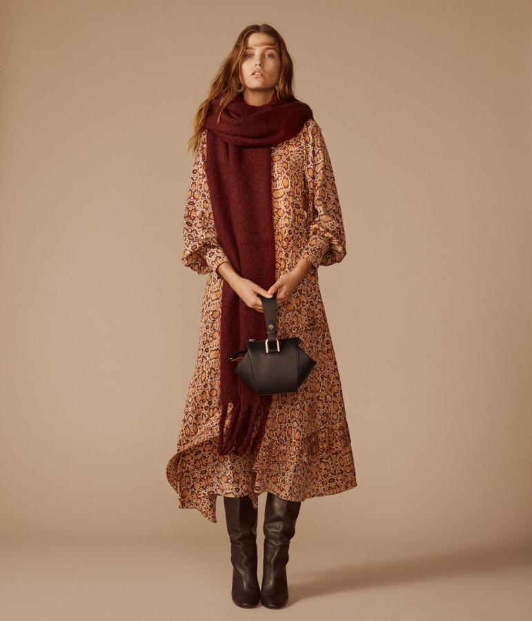 Los vestidos de inspiración boho también sobreviven al verano y se mantienen como tendencia este otoño. En versión maxi, atrévete a cambiar las flores por el  'print animal', estampado estrella de la temporada .