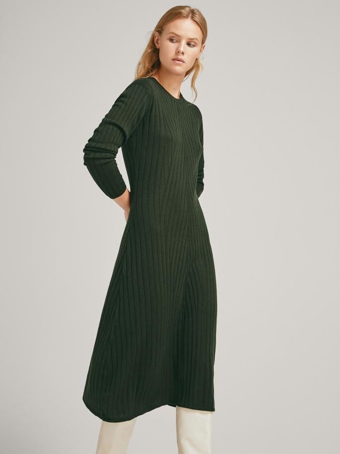 Este vestido de punto en verde caza le sentaría de maravilla a la esbelta figura de Letizia (59,95 euros).