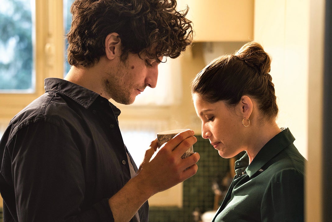 ¿Aceptarías el regreso de la mujer que te dejó por otro? Laetitia Casta, Lily-Rose Depp y Louis Garrel lo saben.