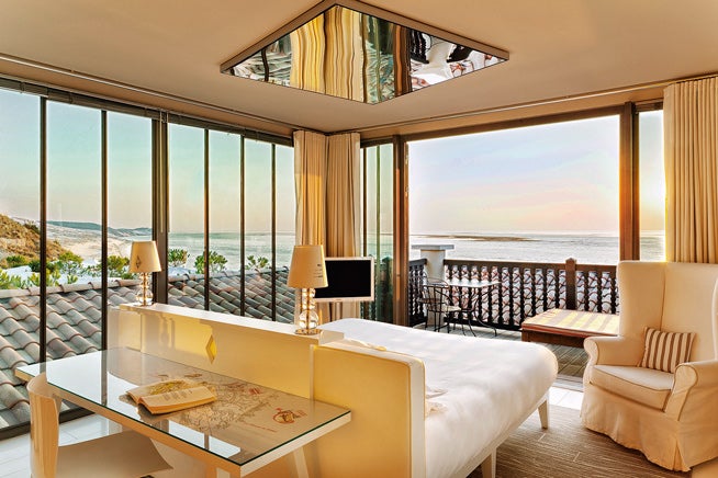 Sobre la bahía de Arcachón, junto a la mayor duna de Europa, La Co(o)rniche, con la firma de Philippe Starck, reúne a la jet-set discreta.