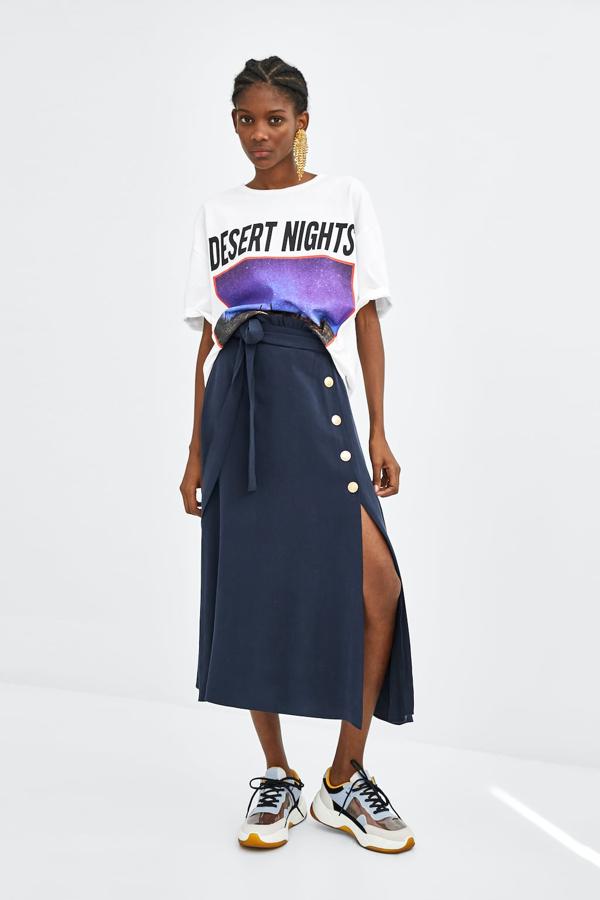 Esta falda fruncida con un nudo lateral y apertura en la pierna es ideal si quieres ocultar la tripa, pero tienes poca cadera. Su corte te favorecerá y modelara tus cuerpo. Precio: 25,95 euros.