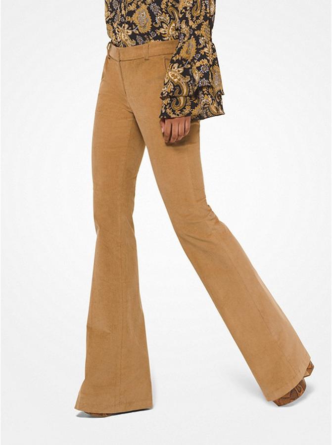 Pantalón campana de pana en color camel, 165 euros.