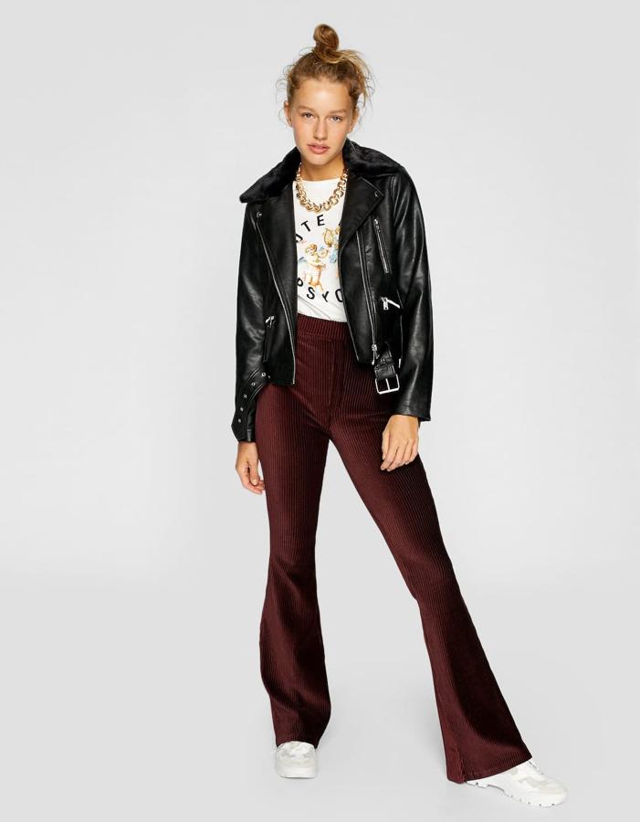 Pantalón 'flare' de pana, 19,99 euros.