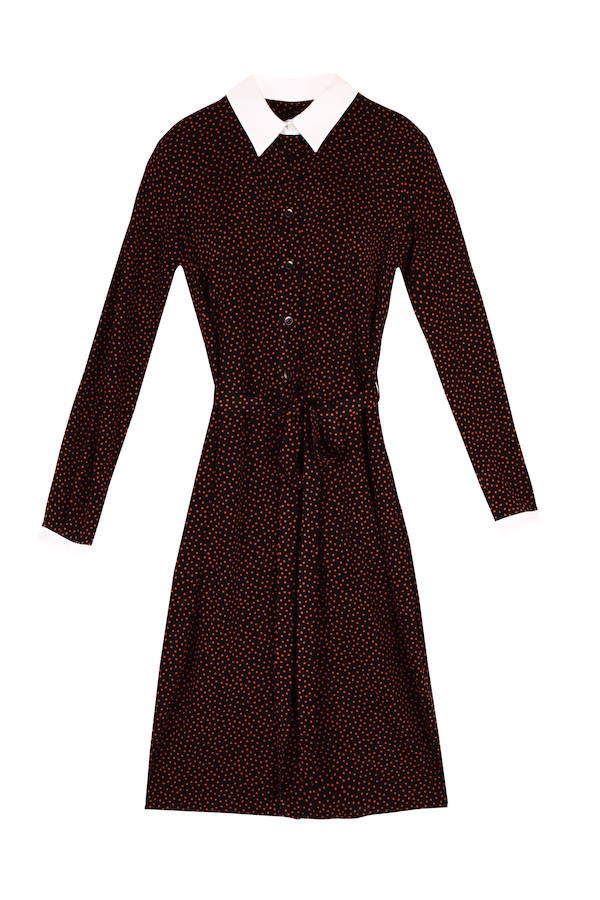 A Paula Echevarría le sentaría de maravilla este vestido camisero con estampado 'dotty'. Lo imaginamos combinado con unas zapatillas blancas y una biker de cuero. Precio: 159.90 euros.