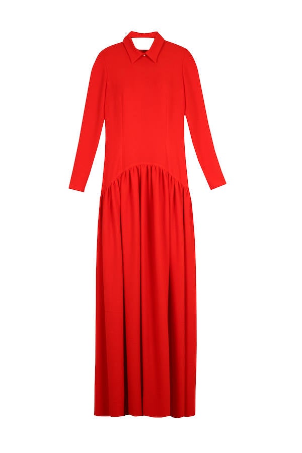 Nos imaginamos a Paula Echevarría con este vestidazo rojo, con su melena con ondas y derrochando sofisticación. Precio: 239.90 euros