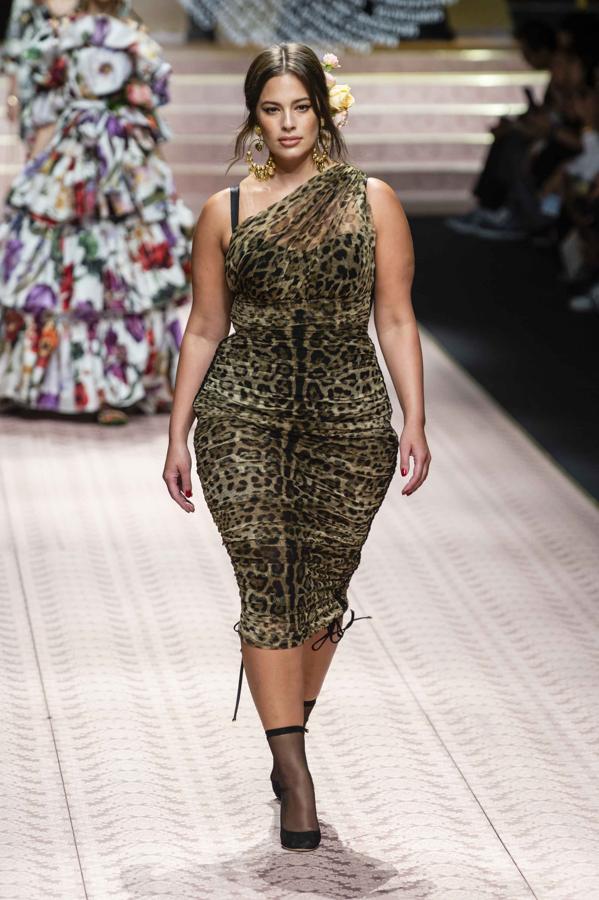 Ashley Graham desfiló con un vestido ceñido con estampado animal print.
