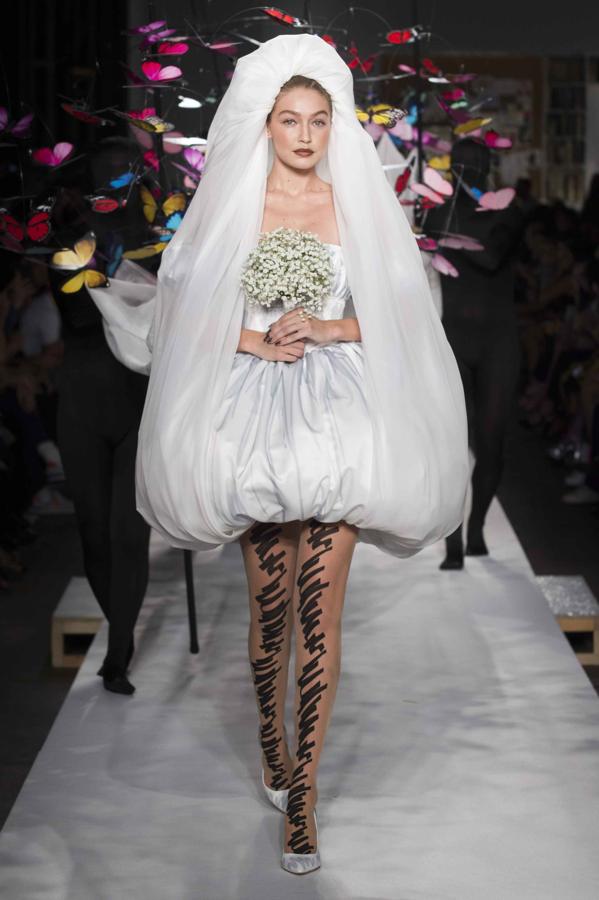 Gigi Hadid fue la original novia que cerraba el desfile de Moschino P/V 2019.