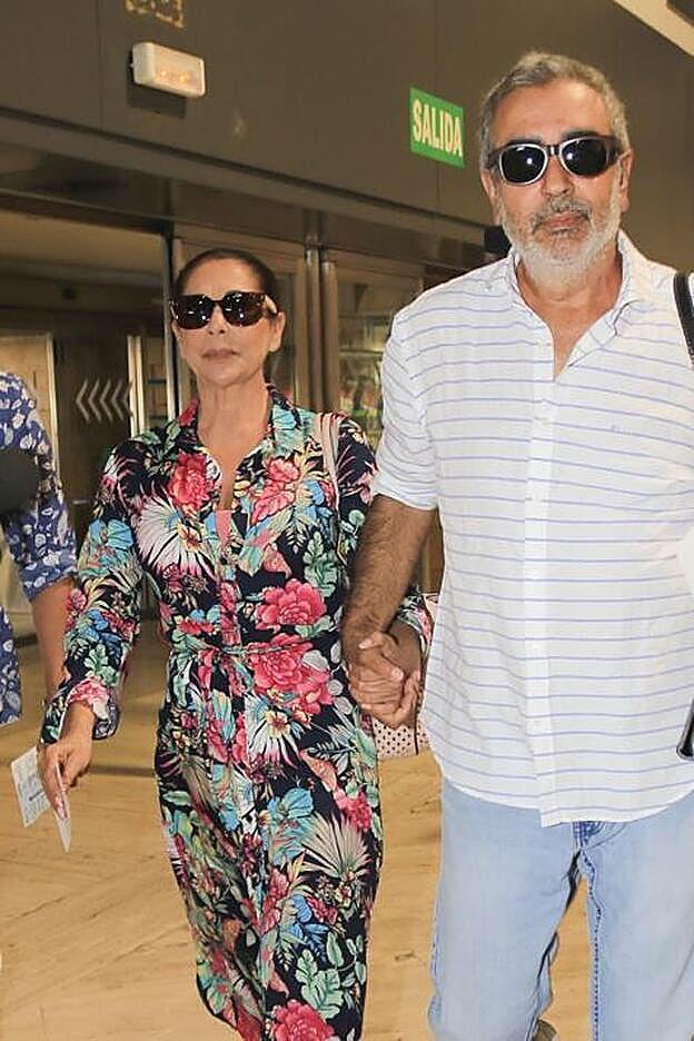 Isabel Pantoja y su hermano Agustín Pantoja en el aeropuerto de Sevilla.