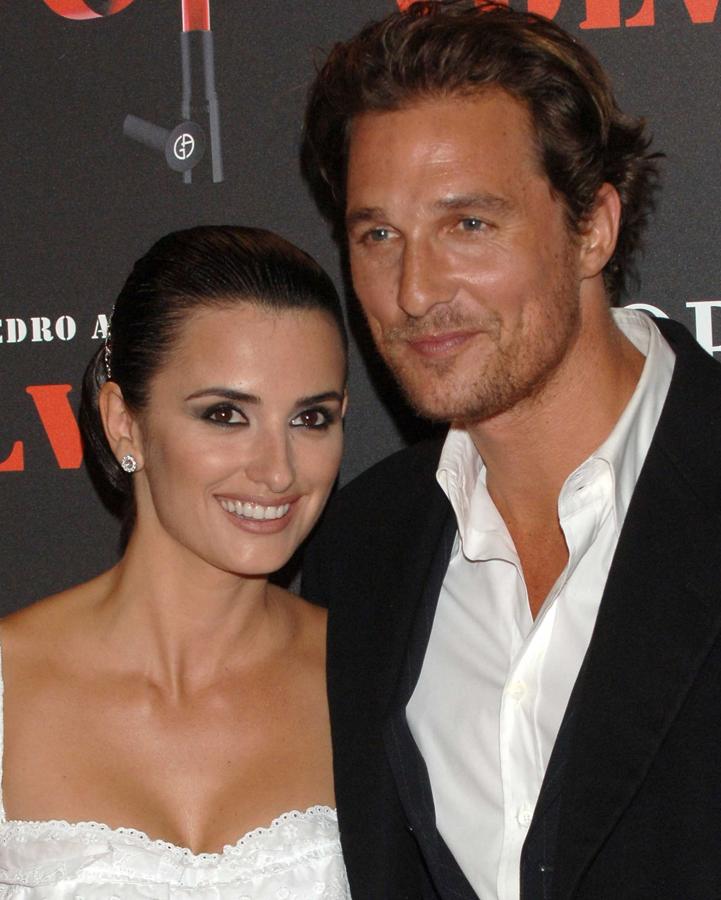 Si hay algo que caracteriza a Penélope Cruz es que a la mayoría de hombres con los que ha compartido su vida los ha conocido en el trabajo. Con Matthew McConaughey también fue así. Se conocieron en el rodaje de la película Sahara, en el año 2004. Dos años después la pareja emitió un comunicado en el que confesaban que habían decidido "darse un tiempo" que se alargó hasta el infinito y nunca más se les volvió a ver juntos.