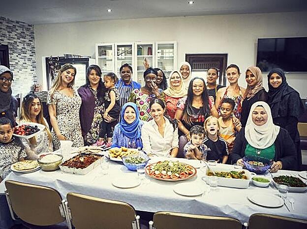 Meghan Markle rodeada por algunas de las integrantes de la asociación Hubb (Haz click sobre la imagen para ver el vídeo).