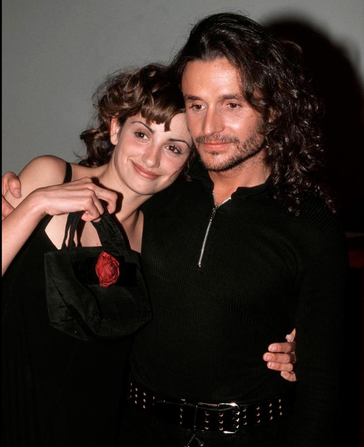 Corrían los años 80 cuando una jovencísima Penélope Cruz comenzaba un sonado romance con Nacho Cano, el cantante de Mecano. Todo surgió después de que ella diese vida a la musa del vídeo musical de La fuerza del destino. Vivieron una apasionada relación que les llevó hasta Nueva York y Londres, pero fue en el año 1995, tras seis años juntos, cuando llegó el final.