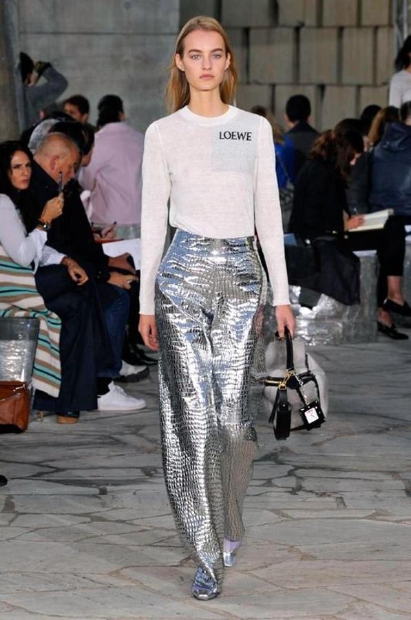 Loewe ya había apostado por los palazzos metalizados y con textura de serpiente.