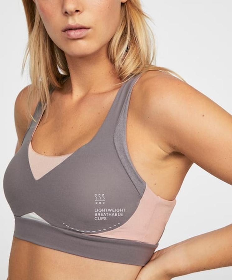 Sujetador deportivo de alta sujeción con microperforaciones en la copa que permiten la circulación del sudor al exterior. Obteniendo así una mayor transpirabilidad y un secado más rápido. Su precio es de 29,99 euros.