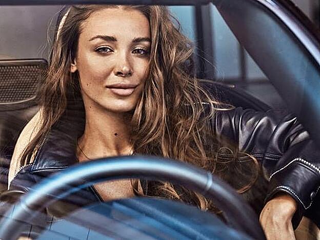 Lara, al volante de un Mazda MX-5 Red Heritage, lleva mono de cuero de Zadig &amp; Voltaire.