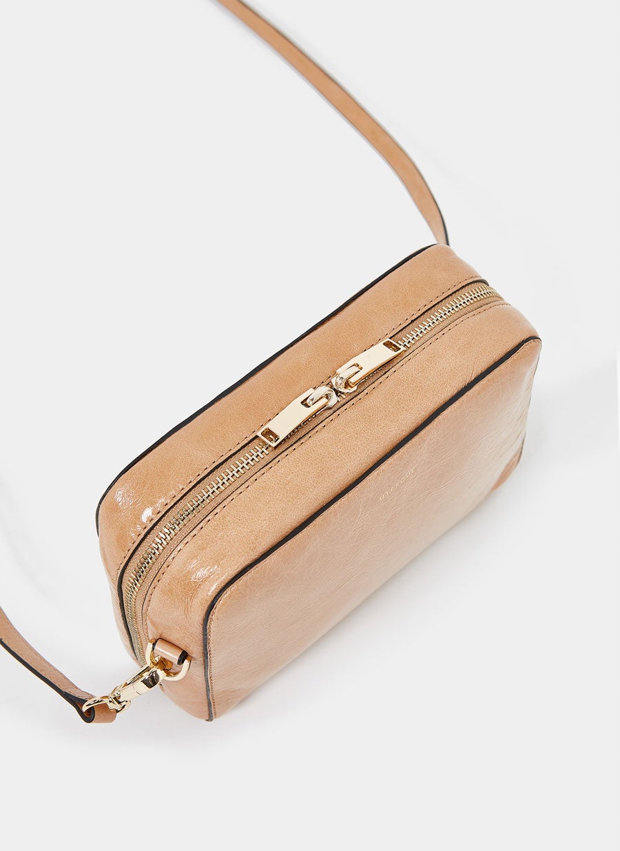 Bolso bandolera de piel de Uterqüe: 89 euros.